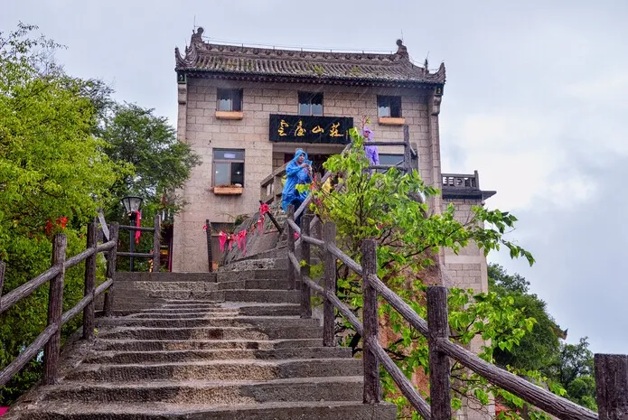 华山山顶有地方住宿吗？附华山山顶住宿指南