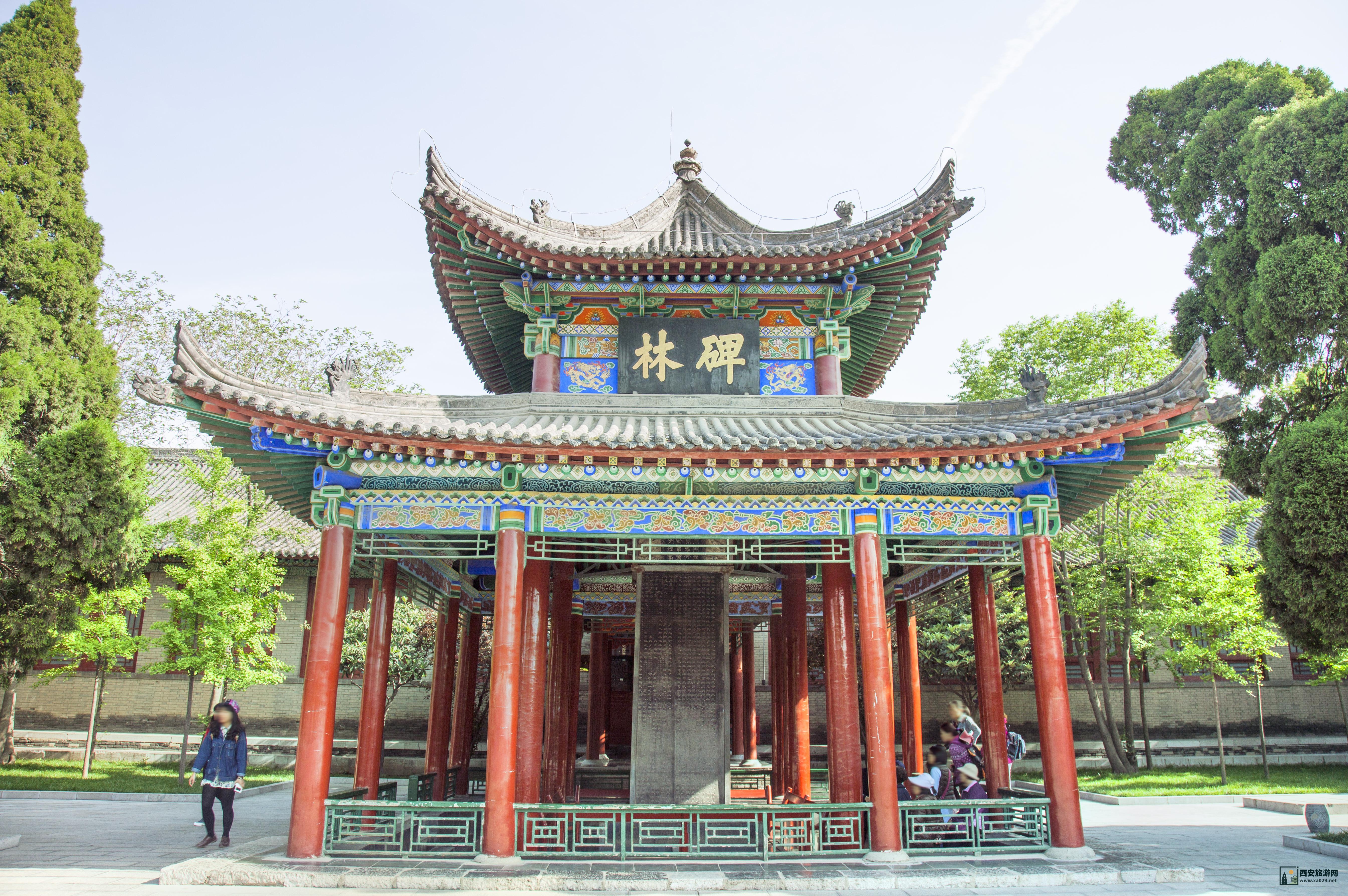 碑林珍贵文物概览：汇聚历代书法碑刻，展示千年文化底蕴，是研究中国书法与历史的重要宝库。