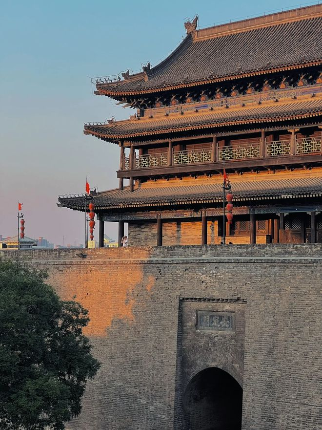 4月份西安旅游攻略：穿着指南与推荐衣物，打造完美旅行体验！