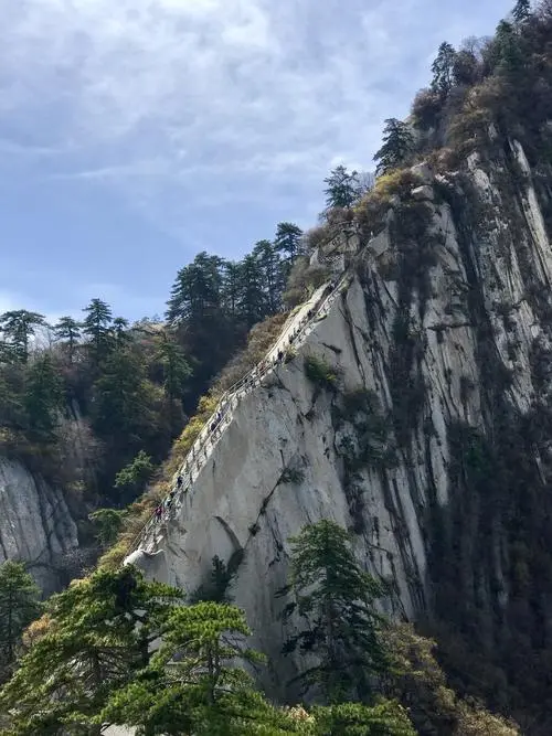 华山旅游攻略：交通指南与行程规划，轻松征服奇险天下第一山！