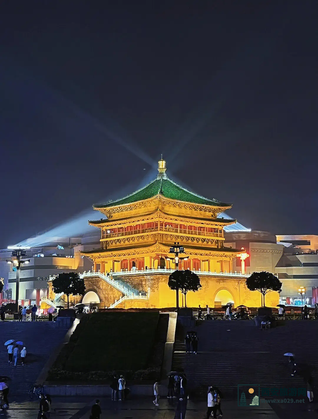 西安不夜城与钟楼：哪个更好玩？