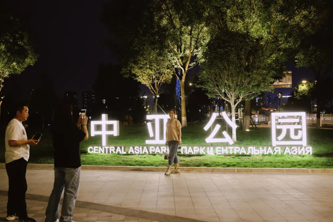 西安中亚公园夜游指南来啦！水幕电影、异域风情……原地出国！（附中亚公园水幕电影时间表）