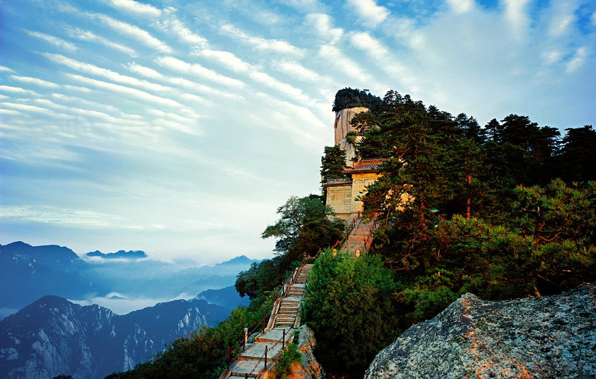 华山西峰与北峰：两座峰巅的独特魅力
