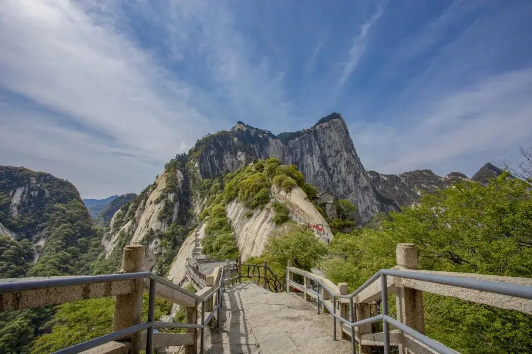 华山劈山救母景点探秘：传说、风景与游览指南
