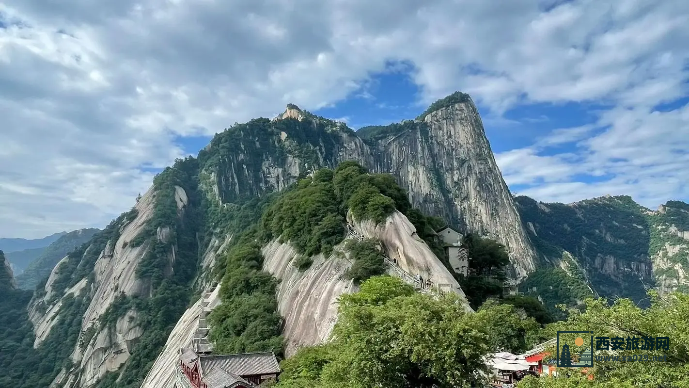 华山海拔高度揭秘：约为2155米的雄伟山峰