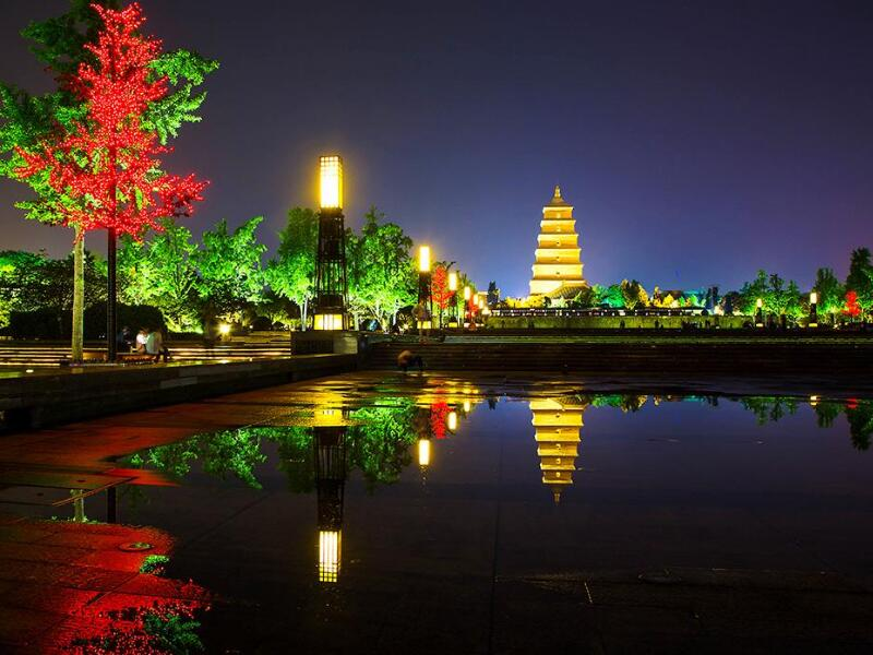 大雁塔夜晚璀璨亮灯：夜间游览不可错过的美景