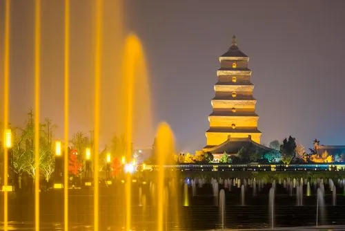大雁塔夜晚华美夜景，璀璨夺目不容错过