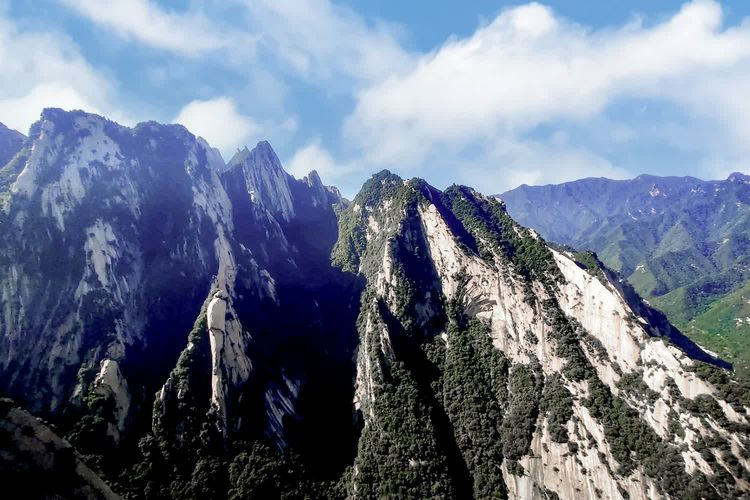 华山攀登攻略：如何选择轻松的登山路线以减少疲劳