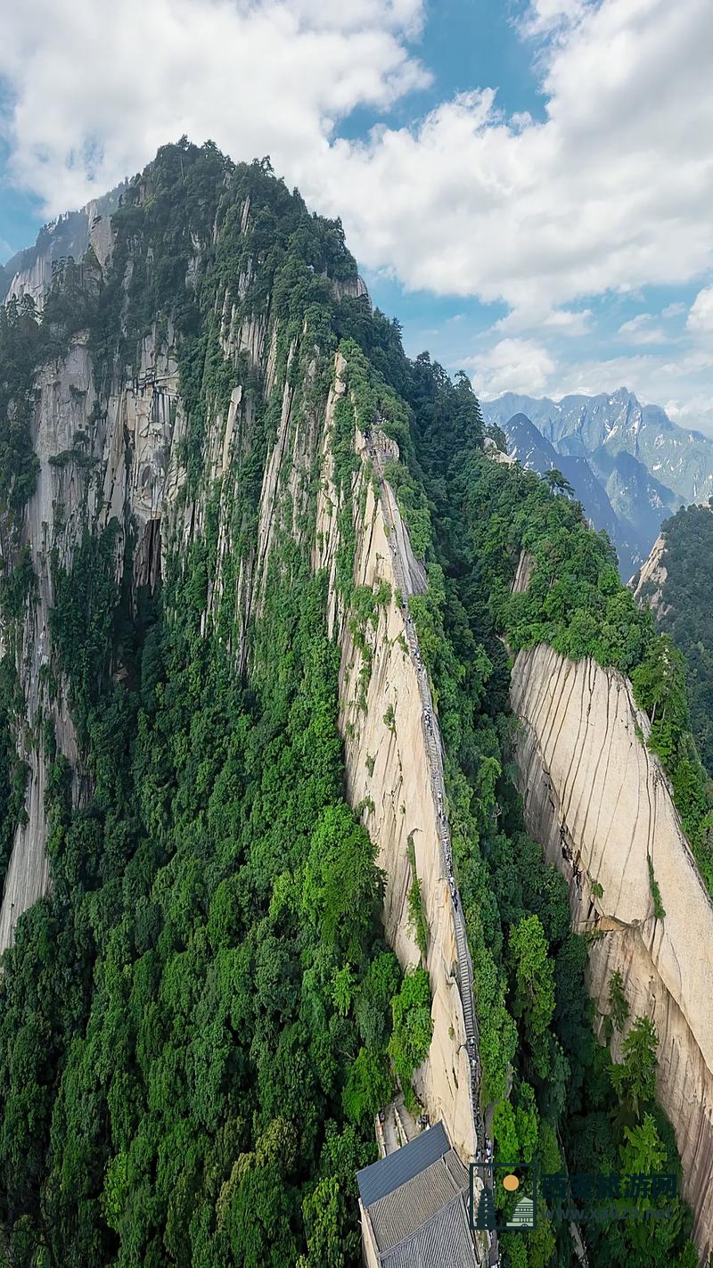 "挑战华山之巅：攀登难度全解析，华山真的很难上吗？"