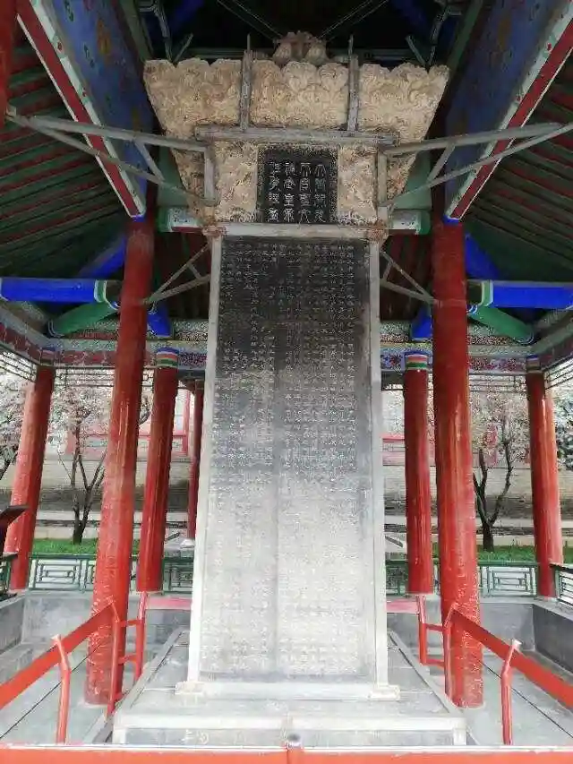 "碑林博物馆探秘：千年石刻艺术，历史文化的瑰宝！"