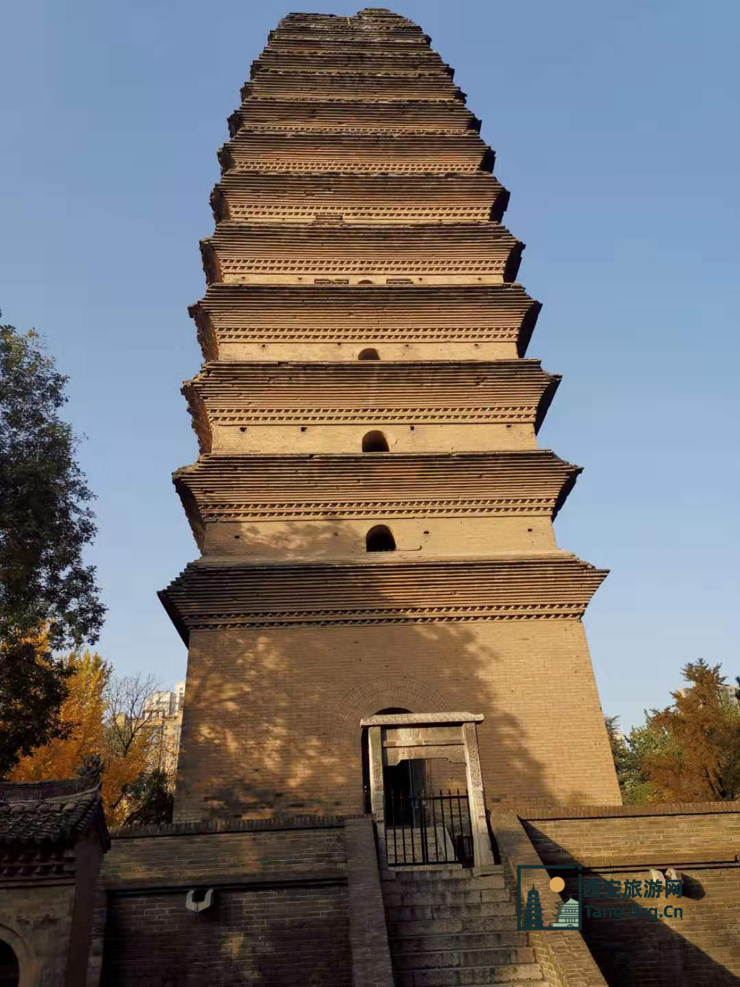 西安双塔奇观：大雁塔与小雁塔深度游览指南
