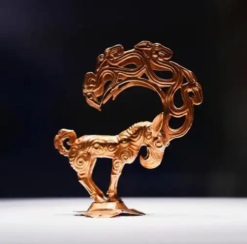 陕历博龙形青铜器
