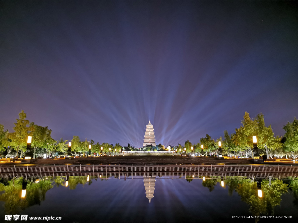 大雁塔晚上好看还是白天好看