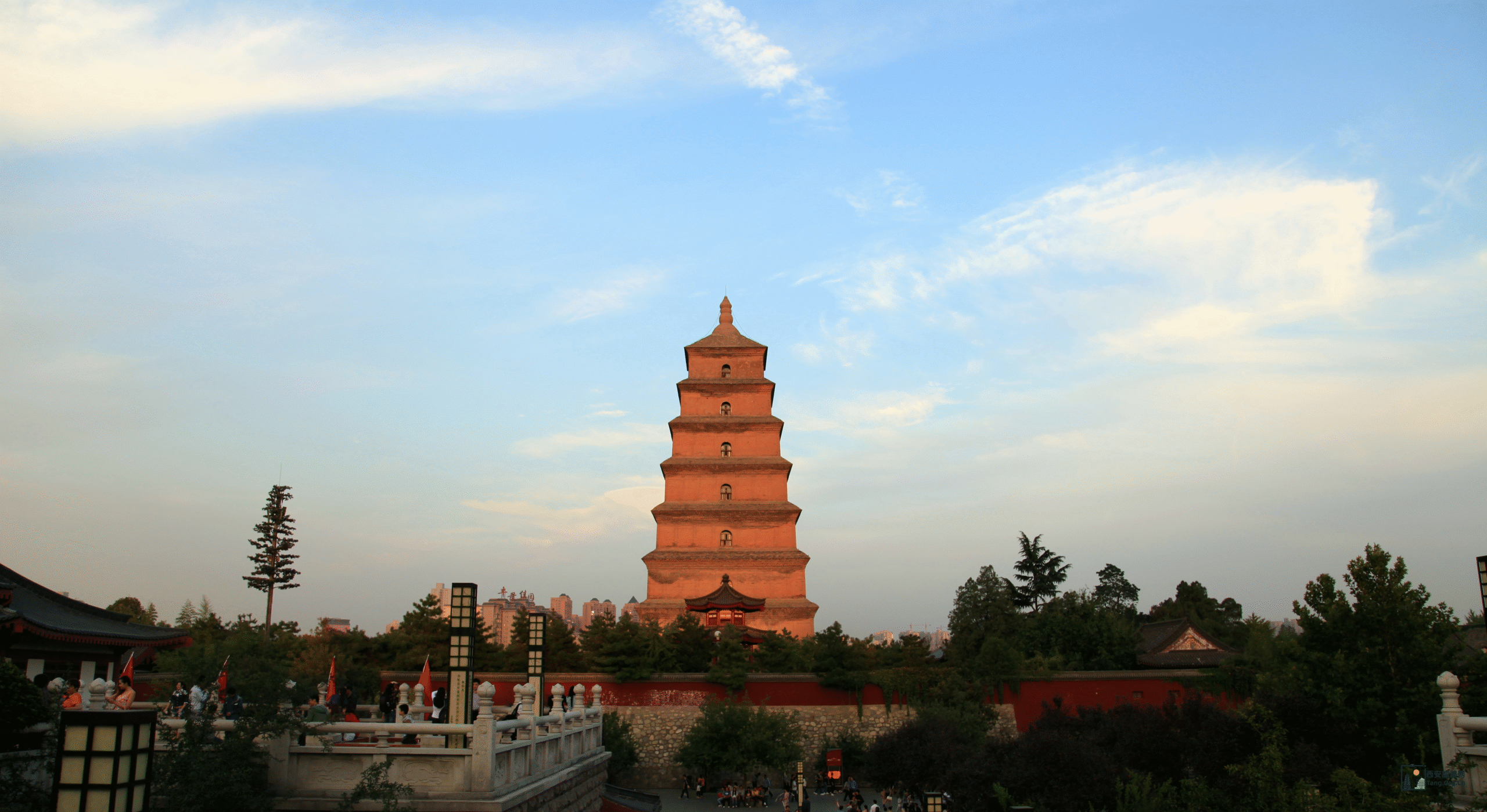 古都双塔，一文一武：读懂大雁塔与小雁塔的千年差异