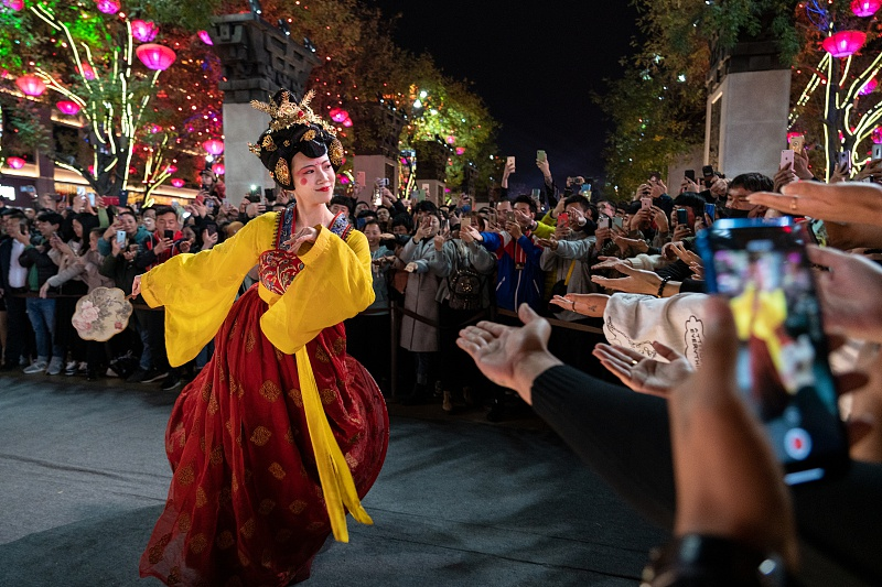 大唐不夜城不倒翁表演时间地点