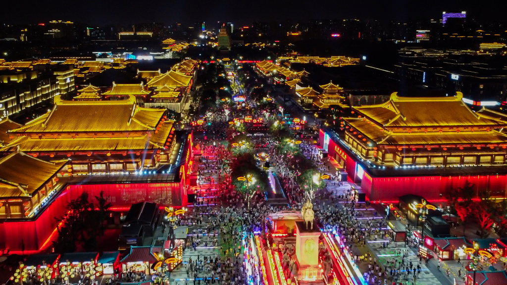 大唐不夜城最佳游览季节：春秋绝美，四季皆景！