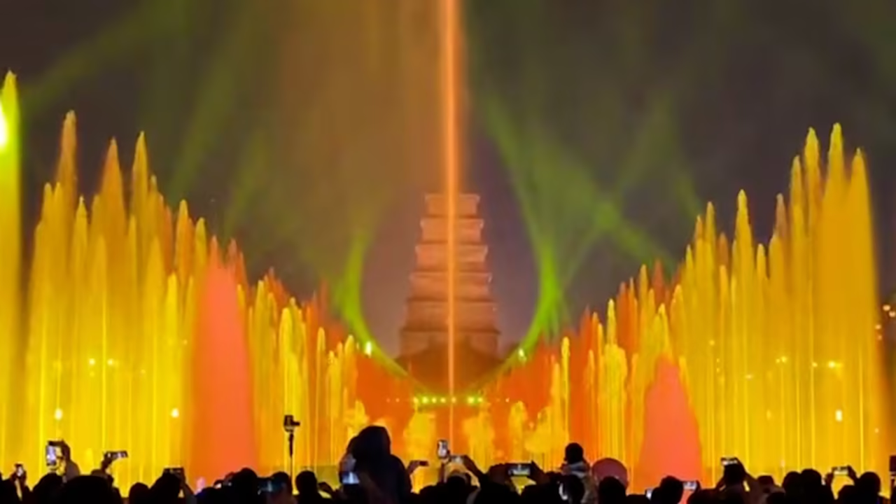 ​大雁塔晚上会开灯，而且灯光效果非常震撼，是西安夜游的必看项目。​​