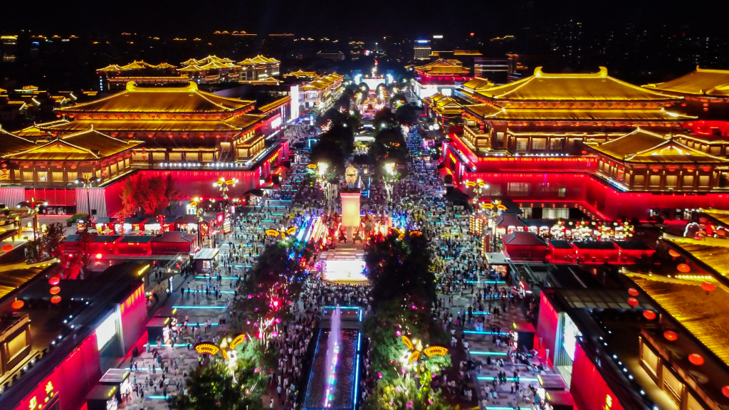 大唐不夜城游览指南：详细地址、交通方式与周边游玩全攻略