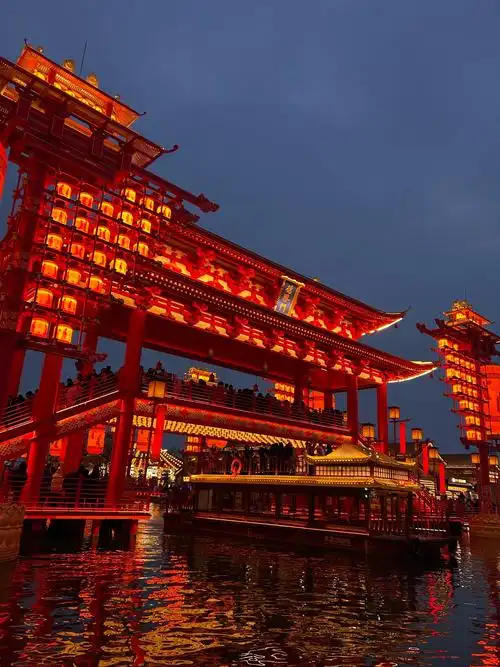 大唐不夜城几点有不倒翁表演