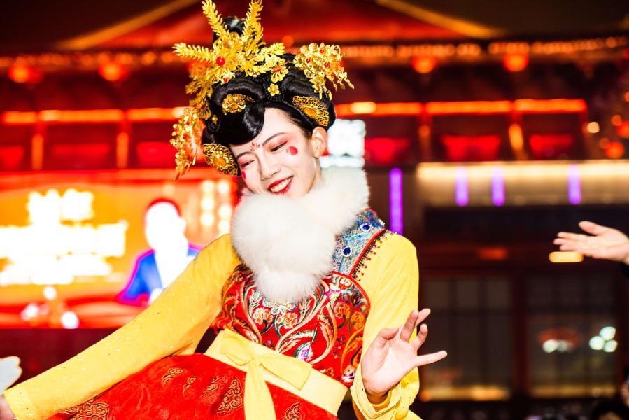 大唐不夜城不倒翁位置