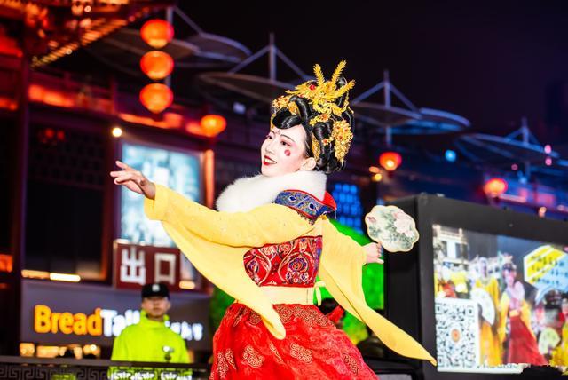 大唐不夜城不倒翁位置