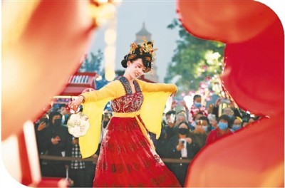 大唐不夜城不倒翁位置