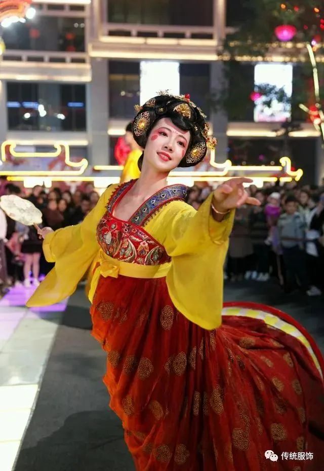 大唐不夜城不倒翁位置