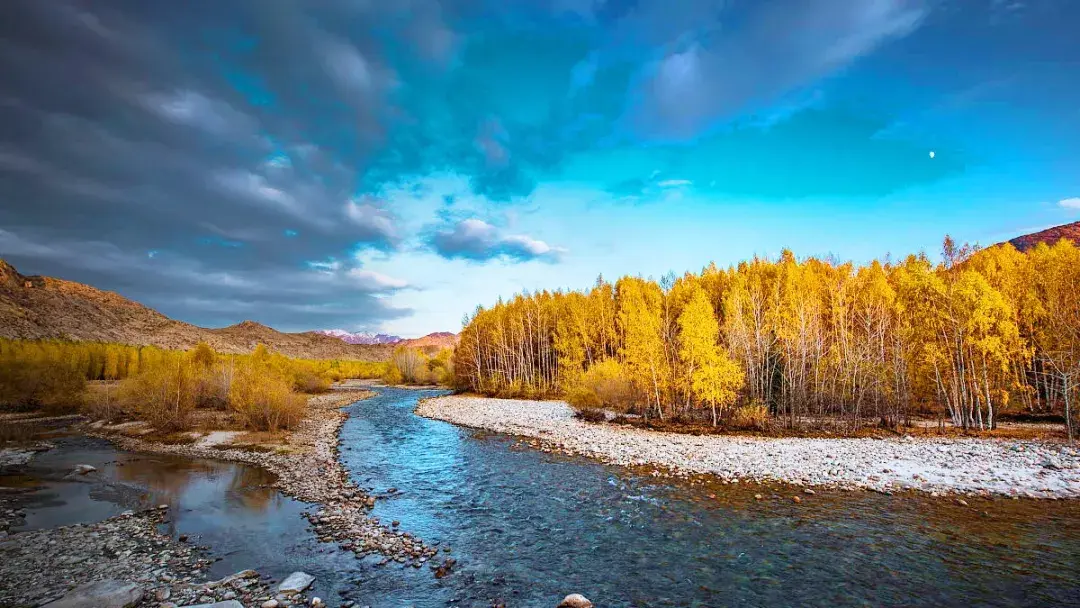 新疆旅游攻略：必去景点与实用指南
