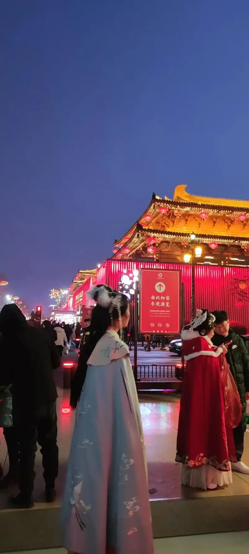 西安大唐不夜城白天有演出吗