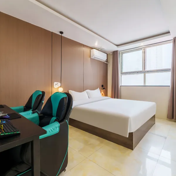 未来舱电竞酒店(三桥地铁站店)基本介绍-西安酒店预定一律低至6折