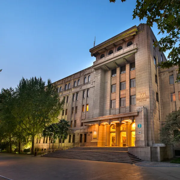 西安豪华美居人民大厦 (钟鼓楼五路口地铁站店)基本介绍-西安酒店预定一律低至6折